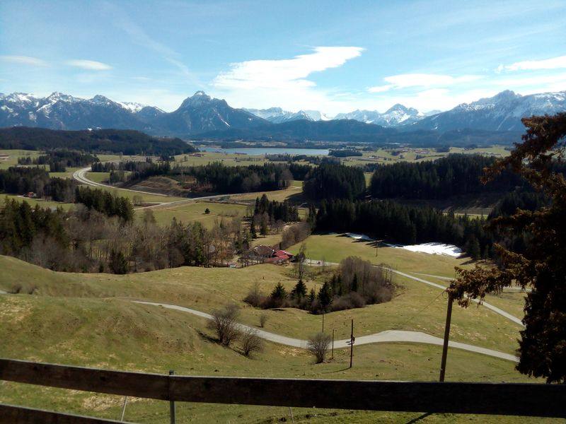 Blick von der Alpe Beichelstein auf Hopfensee und die Allgäuer Berge