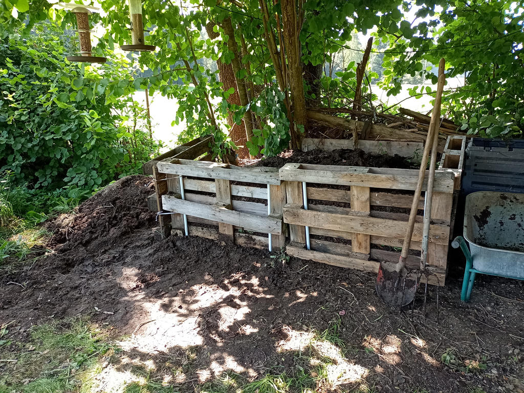 Kompostbehälter aus Paletten, abgestützt mit alten Pavillonstangen vom Schrott